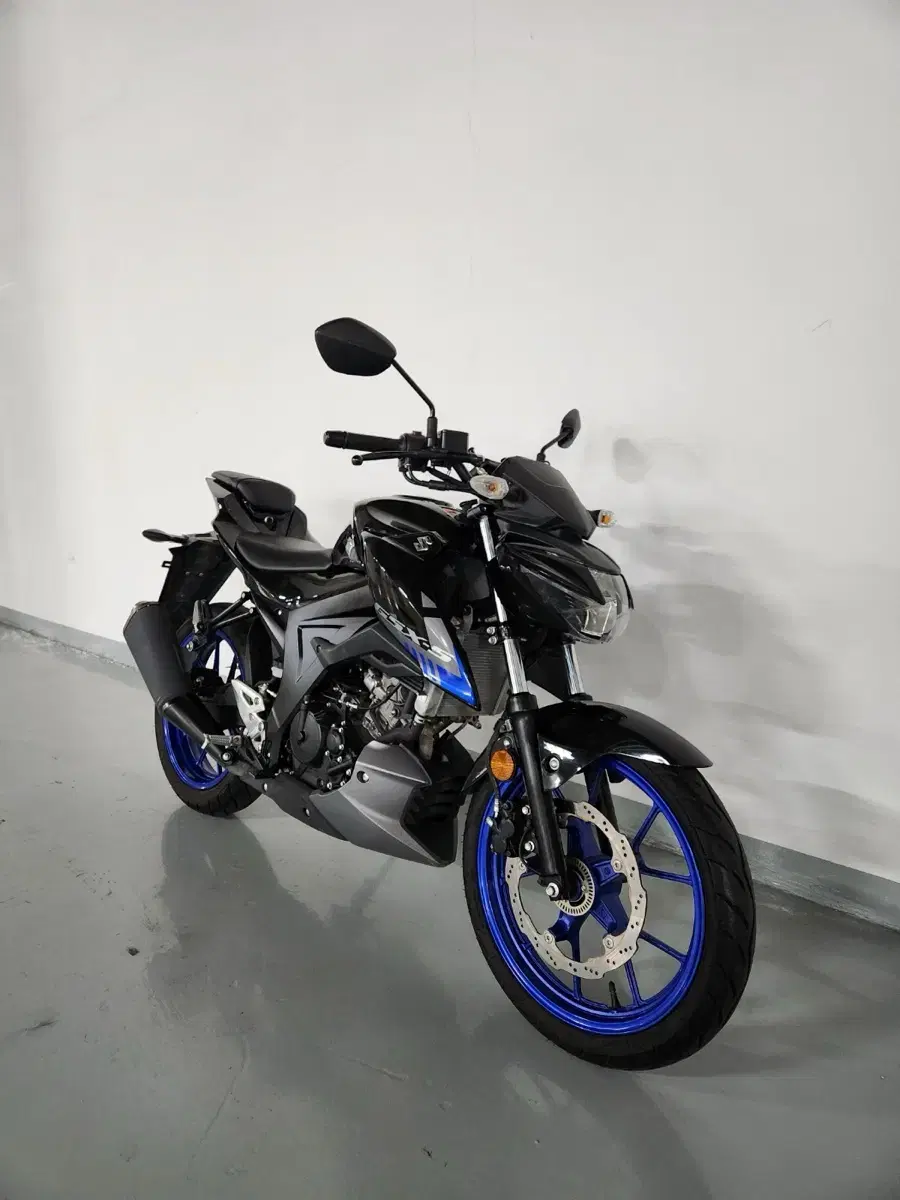 23년식 스즈키 gsx-s125 신차컨디션 판매합니다.